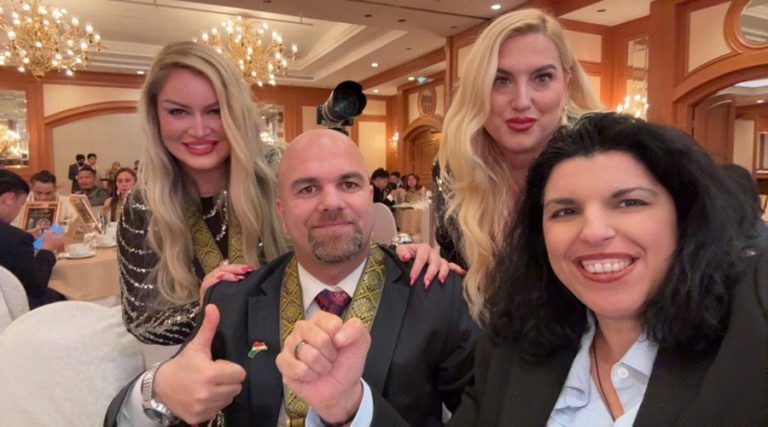 Η Ελληνική Παρουσία ξεχώρισε στα Artista Achievers Awards 2025 – Τιμήθηκαν οι δημοσιογράφοι Λένα Κυροπούλου και Δημήτριος Κανναβός – Τρίτο διεθνές βραβείο για την ηθοποιό Βίκυ Ντάλλη